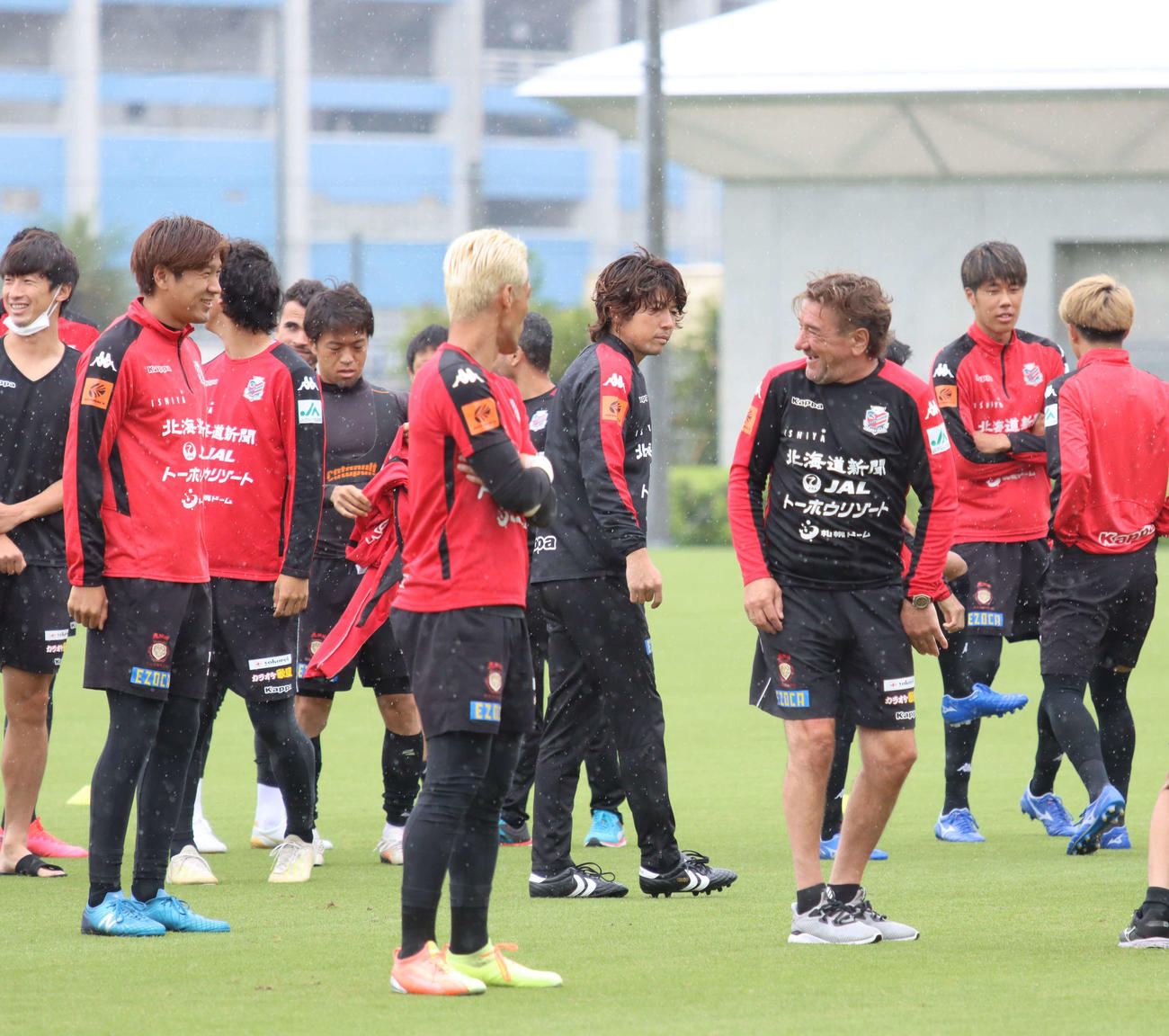 集合写真撮影前、選手と笑い合う札幌ペトロビッチ監督（手前右）（撮影・保坂果那）