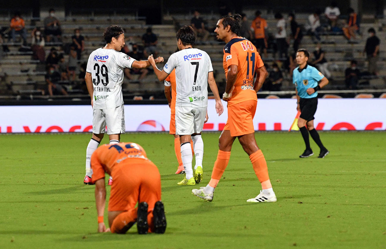 清水対G大阪　試合後、勝ち越しのゴールを決めたG大阪FW渡辺（奥左）はMF遠藤とエルボータッチを交わす（2020年7月12日撮影）