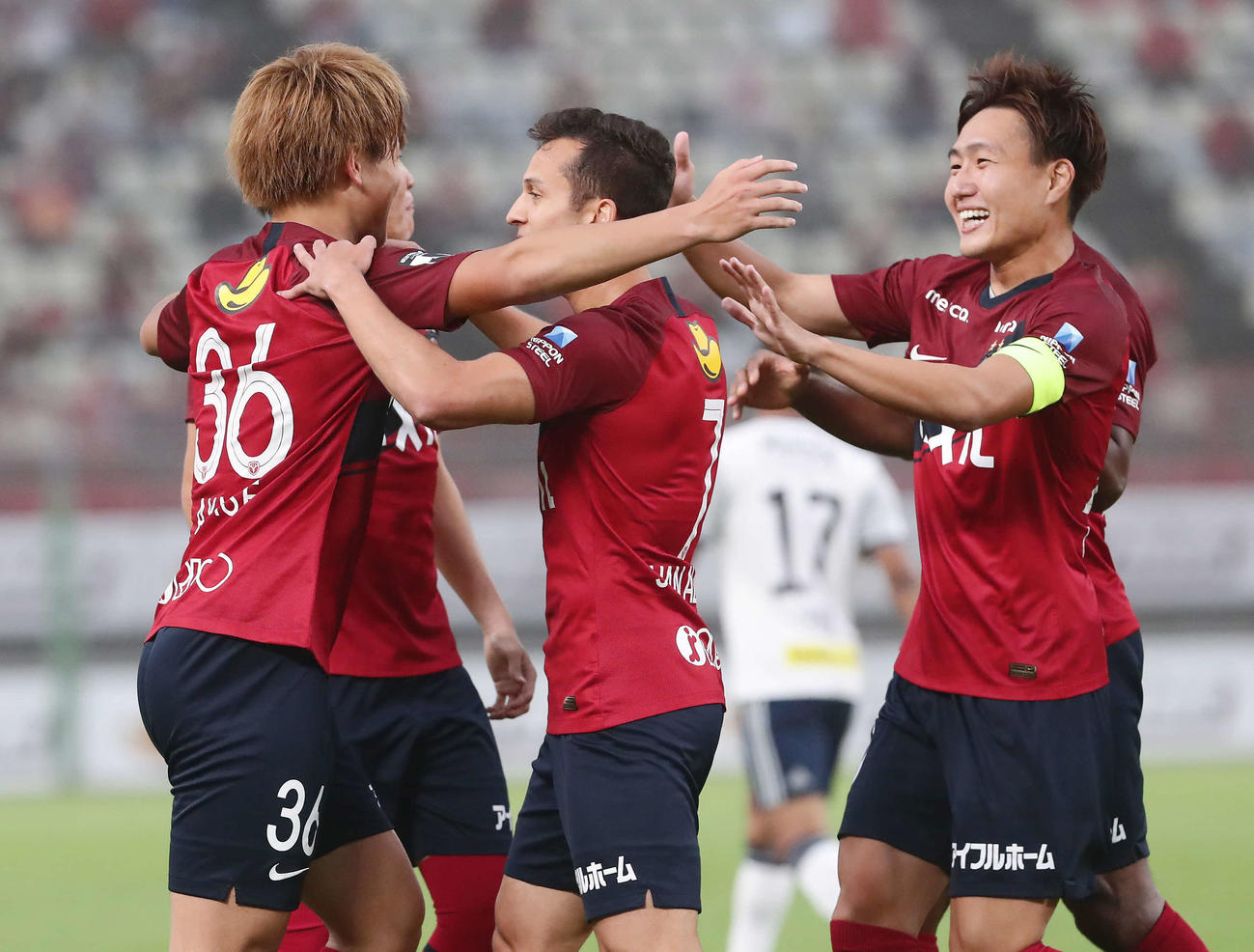 鹿島対横浜　前半、先制ゴールのFW上田（左端）を祝福する鹿島イレブン（撮影・丹羽敏通）