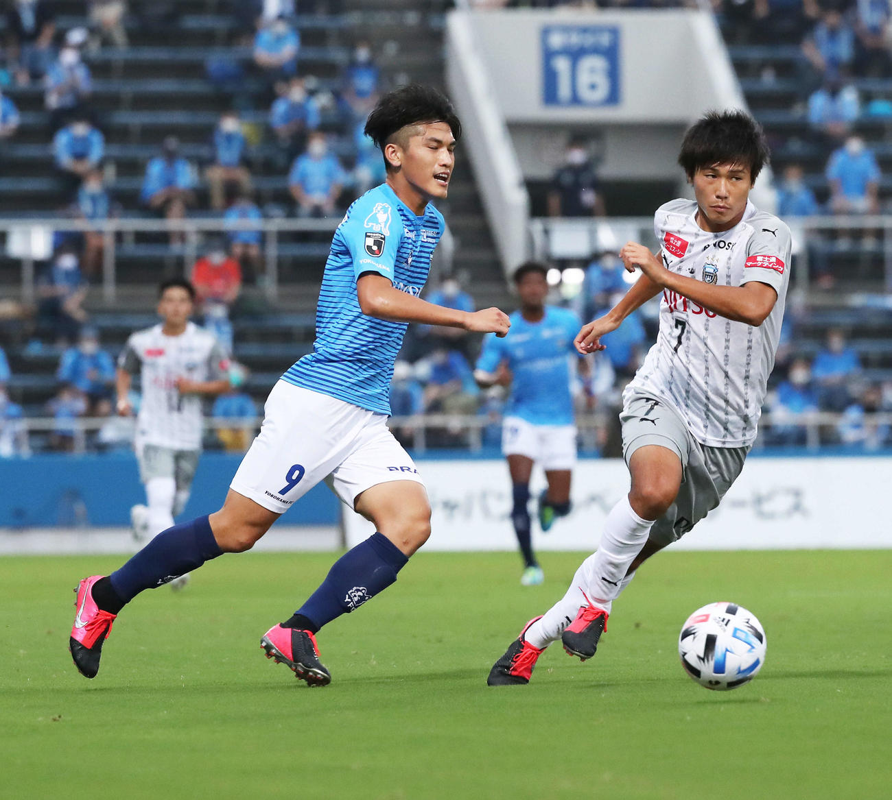 横浜FC対川崎F　前半、ボールを追う横浜FC・FW一美（左）と川崎F・DF車屋（撮影・河田真司）