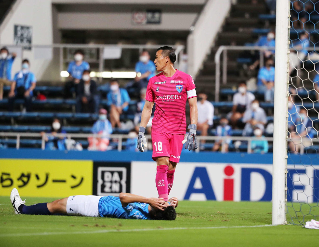 横浜FC対川崎F　後半、川崎F・FW小林にゴールを許し遠くを見つめる横浜FC・GK南（撮影・河田真司）
