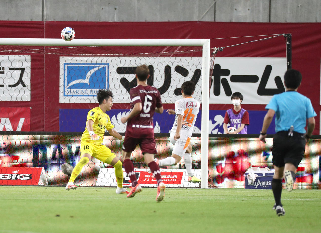 神戸対清水　後半、ゴール決める清水FW西沢（左から3人目）（撮影・白石智彦）