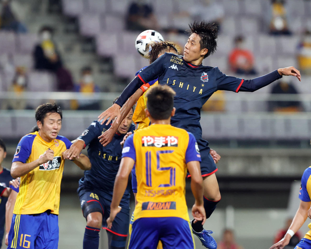 仙台対札幌　後半、札幌MF田中（中央）は空中戦で競り合うもシュートできず後方ではね返ったボールが足に当たりゴールとなる（撮影・垰建太）