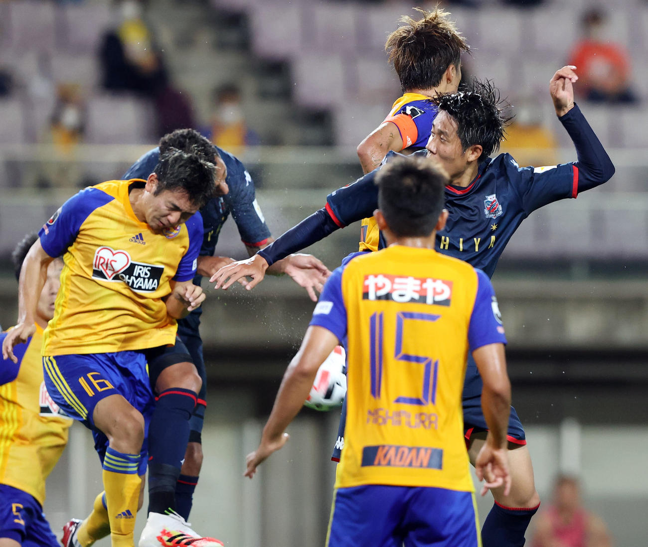 仙台対札幌　後半、札幌MF田中（中央）は空中戦で競り合うもシュートできず後方ではね返ったボールが足に当たりゴールとなる（撮影・垰建太）