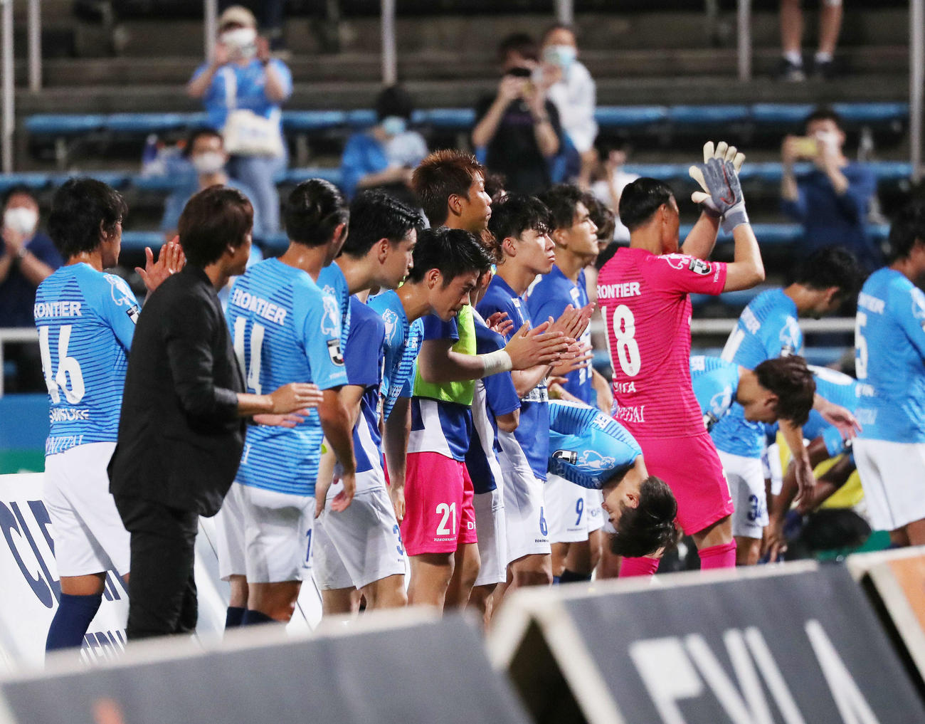 横浜FC対川崎F　川崎Fに敗れサポーターにあいさつをする横浜FC（撮影・河田真司）　　