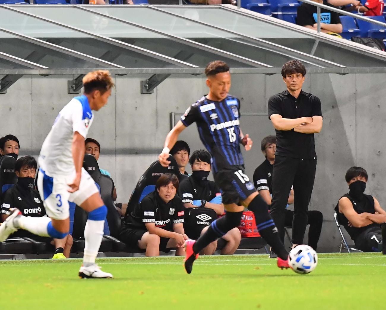 G大阪対大分　前半、試合を見守るG大阪宮本監督（撮影・上田博志）