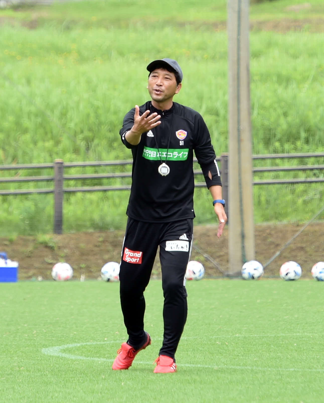 選手に指示を出す仙台木山監督（撮影・相沢孔志）