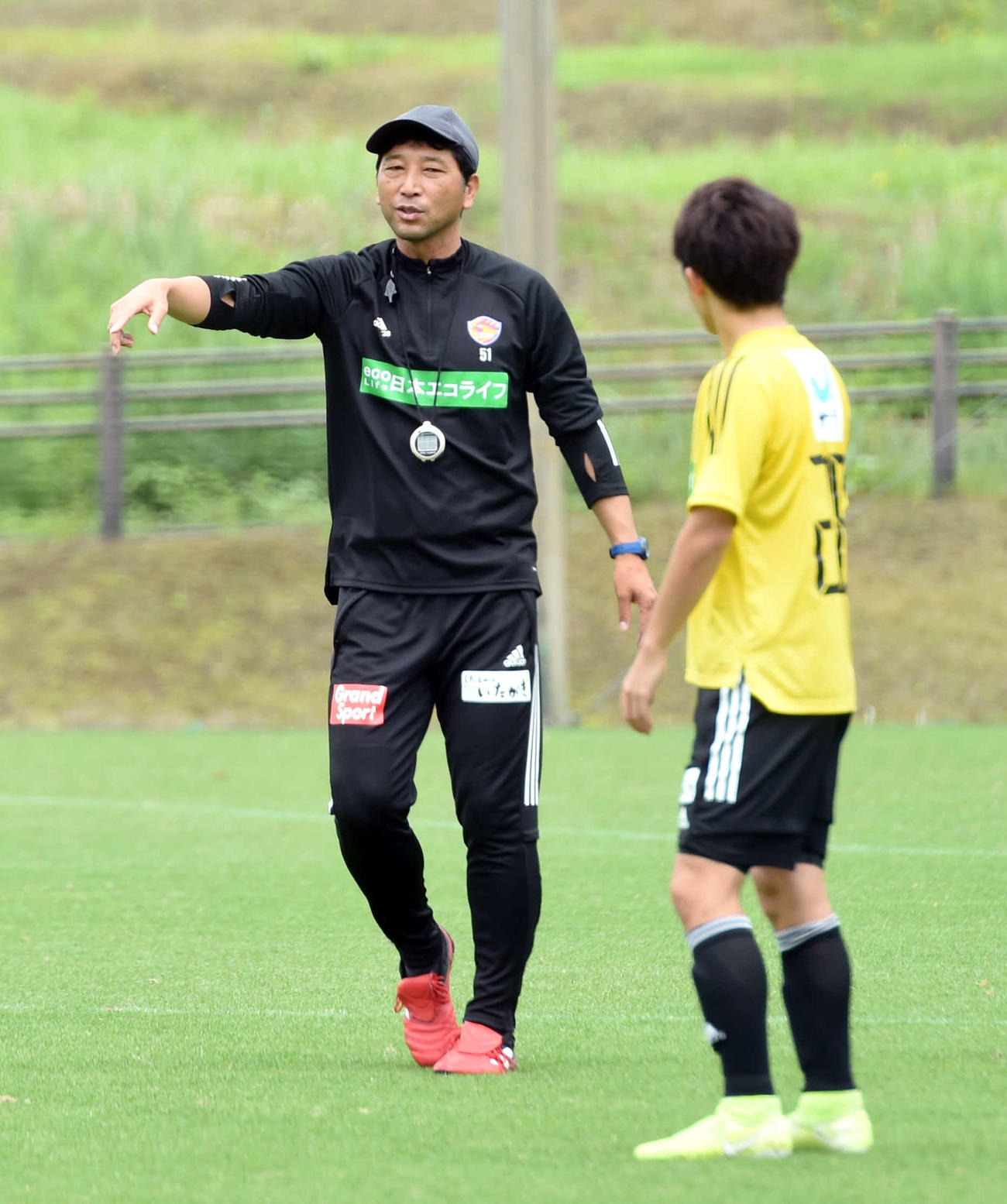 選手に指示を出す仙台木山監督（左）（撮影・相沢孔志）
