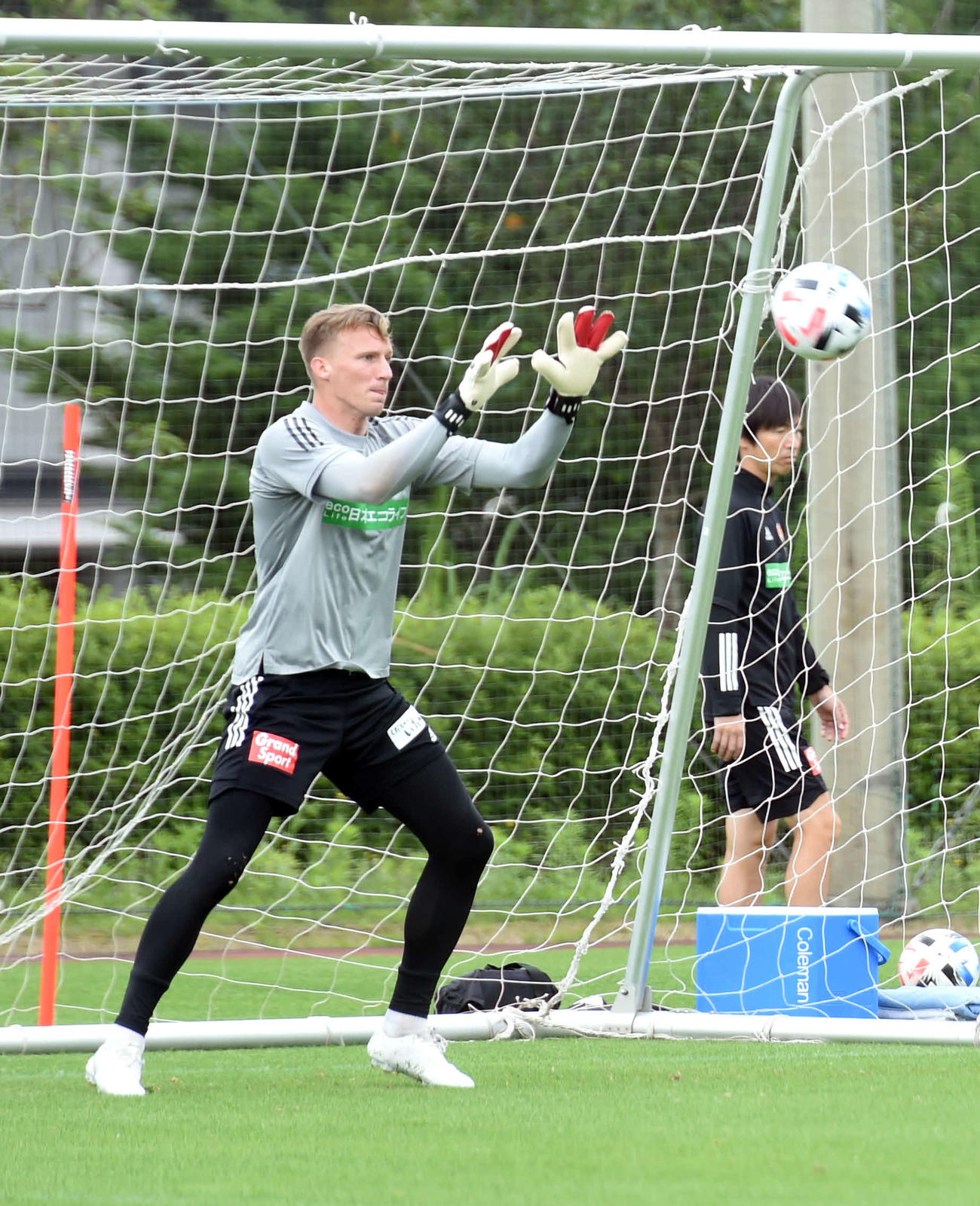 シュートを止める仙台GKスウォビィク（撮影・相沢孔志）