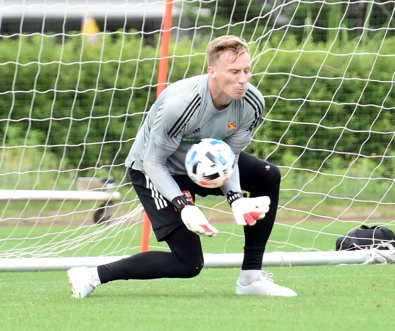 シュートを止める仙台GKスウォビィク（撮影・相沢孔志）