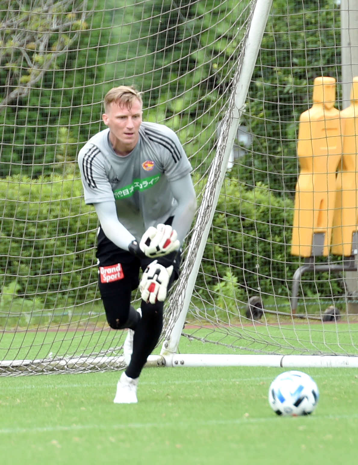 ボールを出す仙台GKスウォビィク（撮影・相沢孔志）