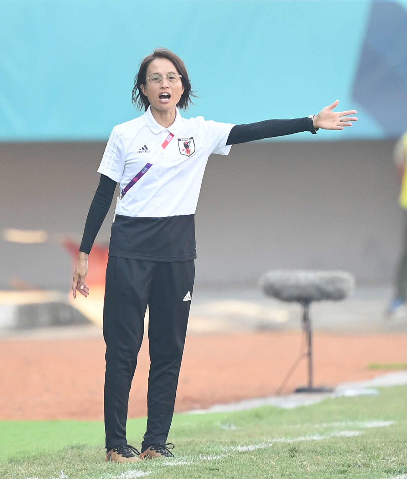 アジア大会2018　女子サッカー準々決勝　日本対北朝鮮　前半、指示を出す高倉麻子監督（2018年8月25日撮影）