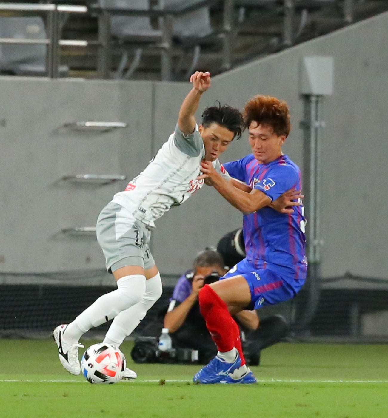 東京対川崎F　前半、川崎FMF長谷川（左）と競り合う東京DF中村帆（2020年7月8日撮影）