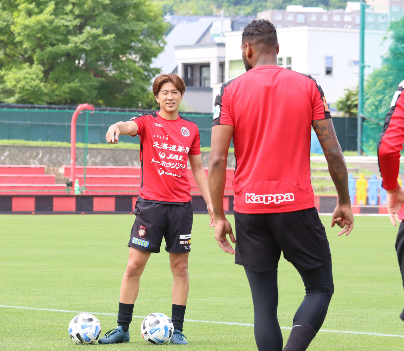約1カ月ぶりのホームグラウンドでの練習に参加した札幌MF宮沢裕樹（左）（撮影・保坂果那）