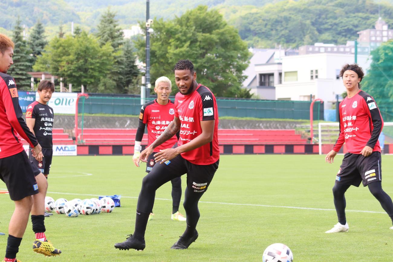 初のホーム戦へ向けて練習する札幌FWドゥグラス（中央）（撮影・保坂果那）