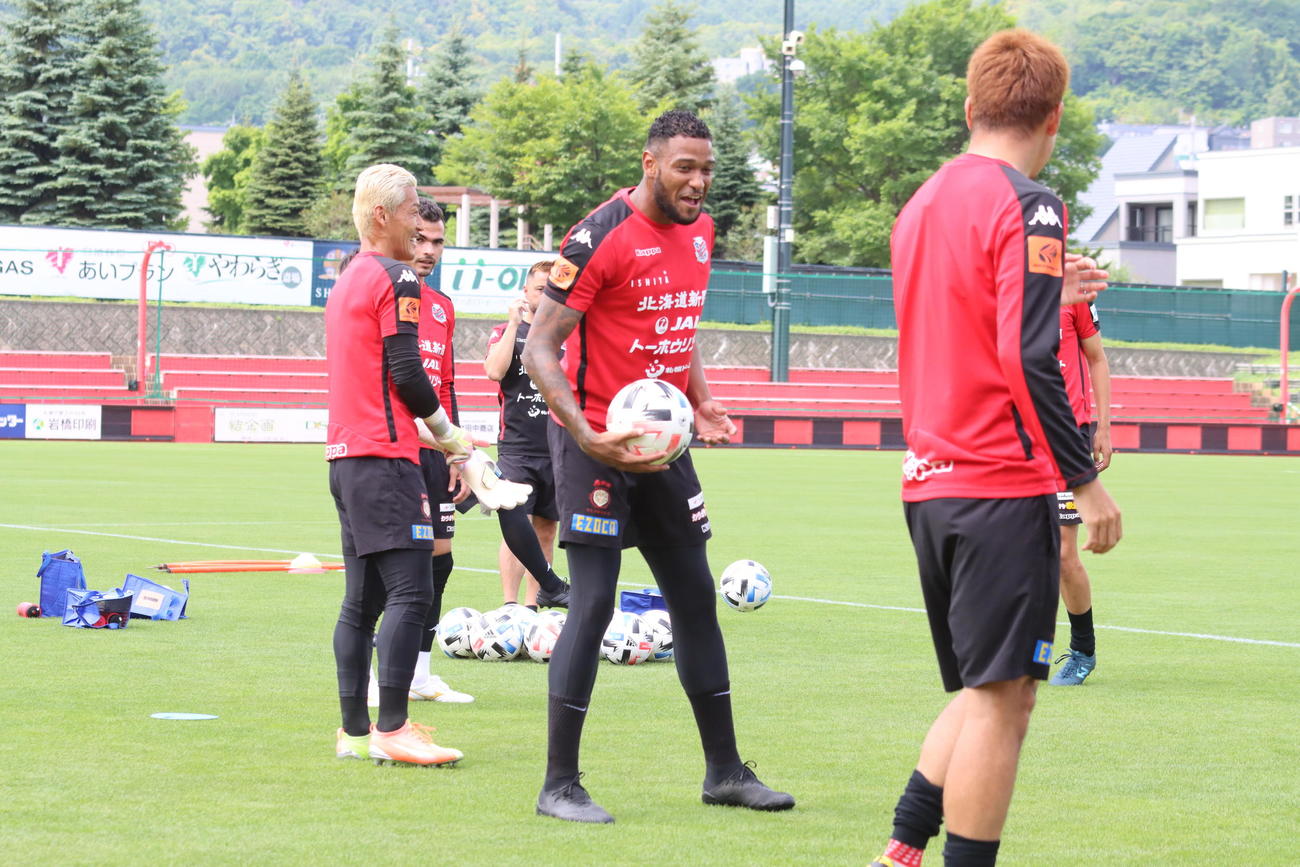 初のホーム戦へ向けて練習する札幌FWドゥグラス（中央）（撮影・保坂果那）