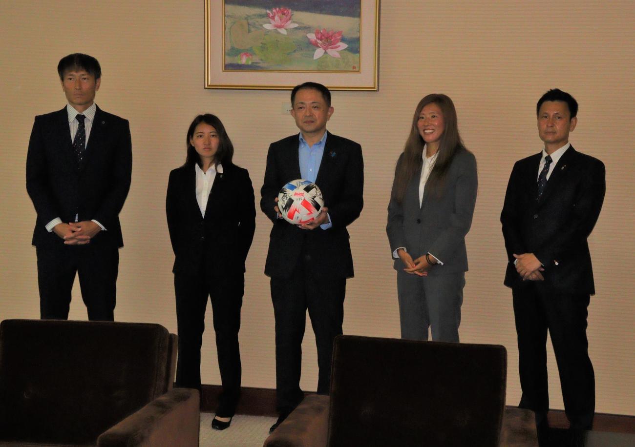 サインボールを手にする米澤副知事（中央）と左から奥山監督、園田、1人おいて川村、山本社長