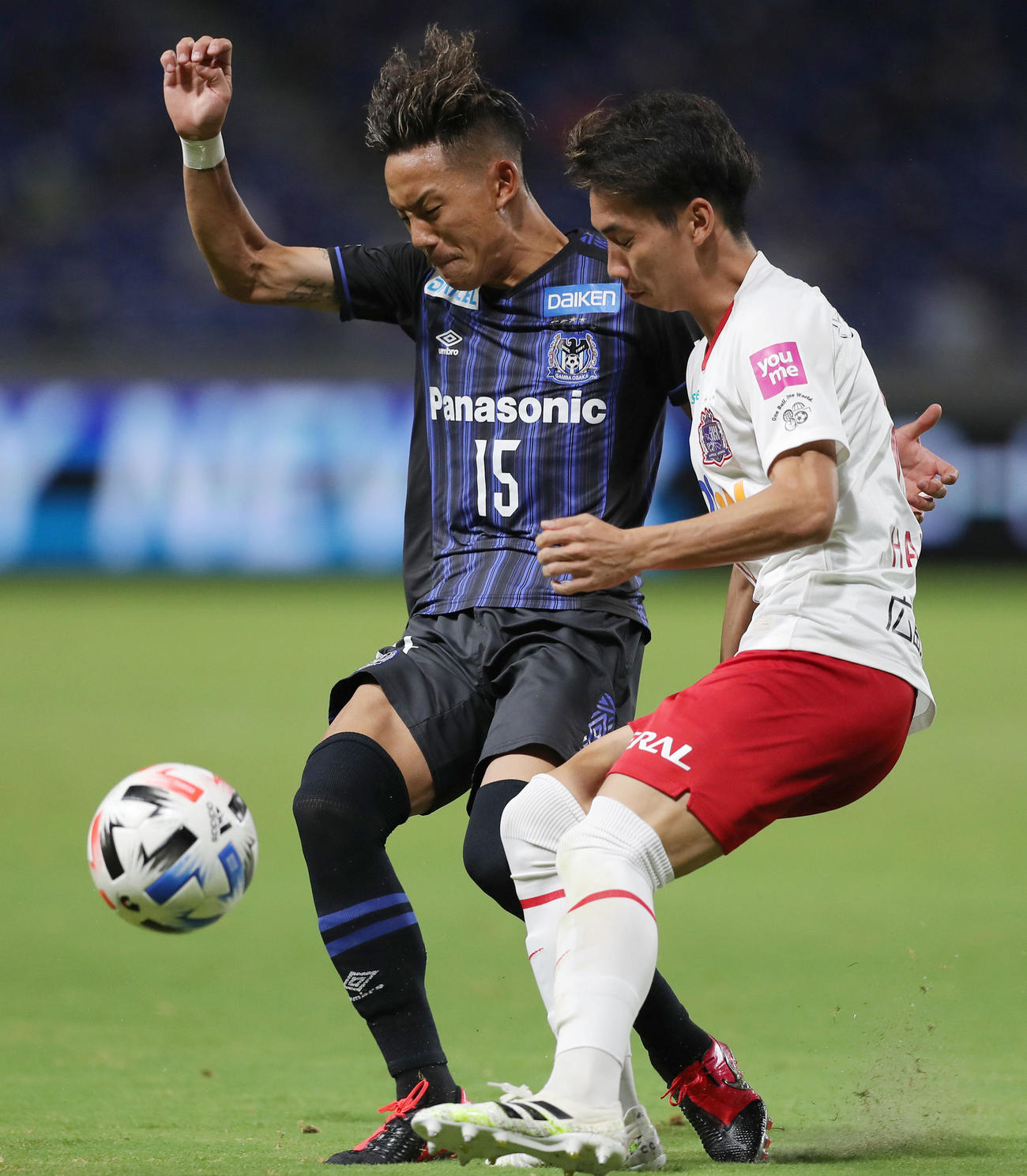 後半、競り合うG大阪MF井手口（左）と広島MF茶島（撮影・前田充）