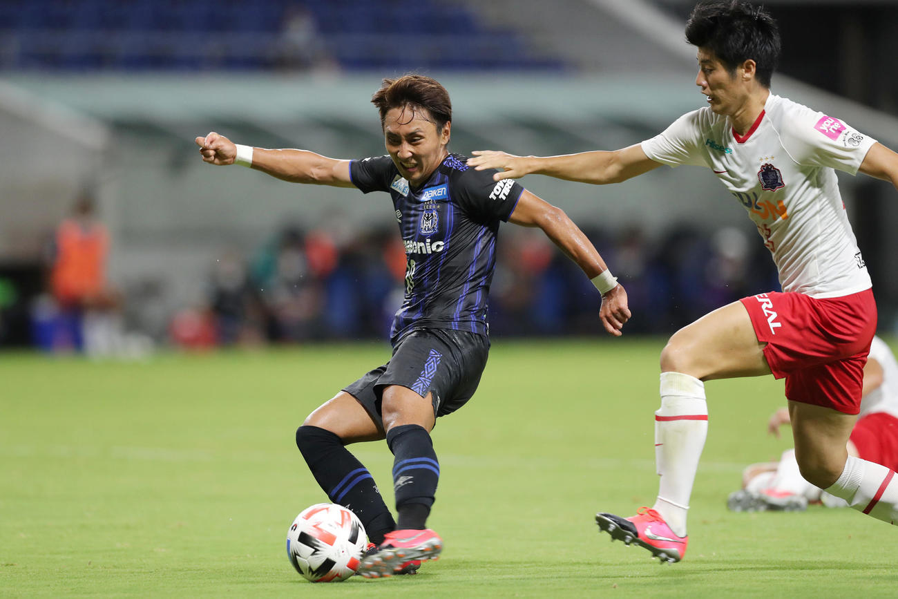 前半、シュートを放つG大阪MF倉田（撮影・前田充）