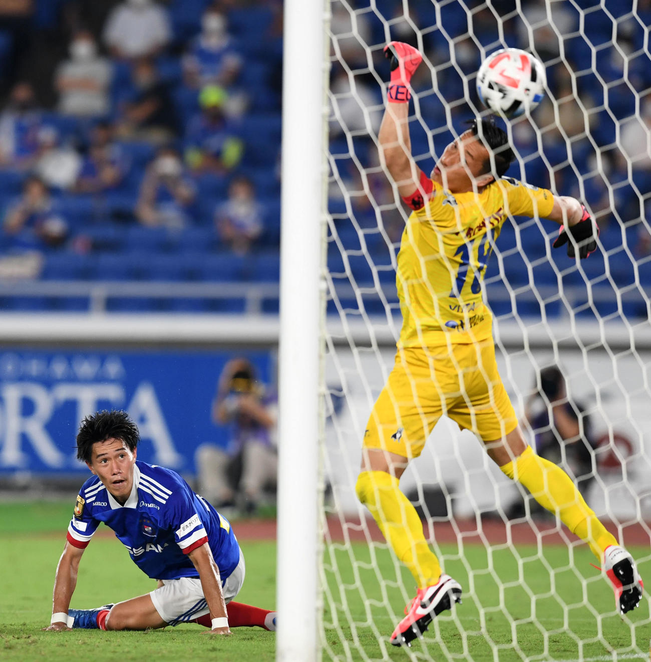横浜対横浜FC　後半、ゴールを決める横浜FW遠藤（撮影・横山健太）