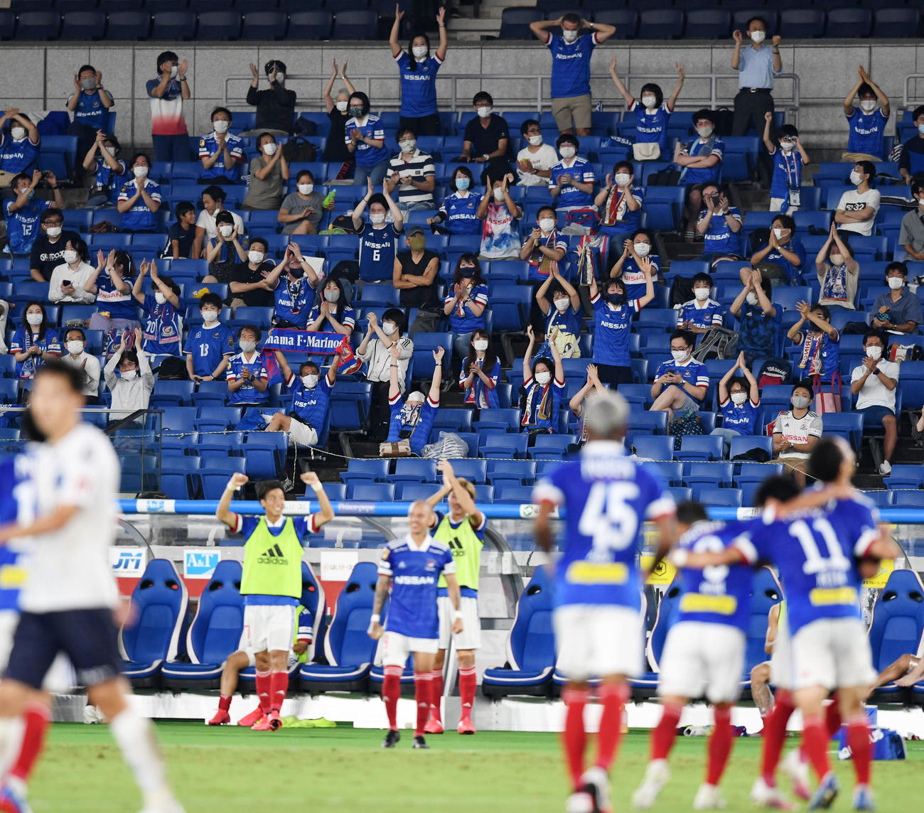 横浜対横浜FC　後半、FWエジガル・ジュニオールがゴールを決め歓喜する横浜サポーター（撮影・横山健太）