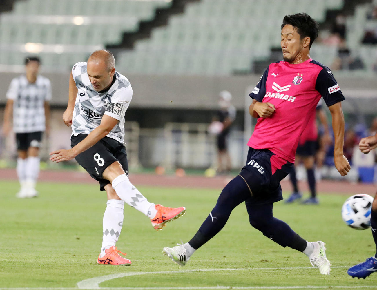 C大阪対神戸　前半。シュートを放つ神戸MFイニエスタ（撮影・加藤哉）