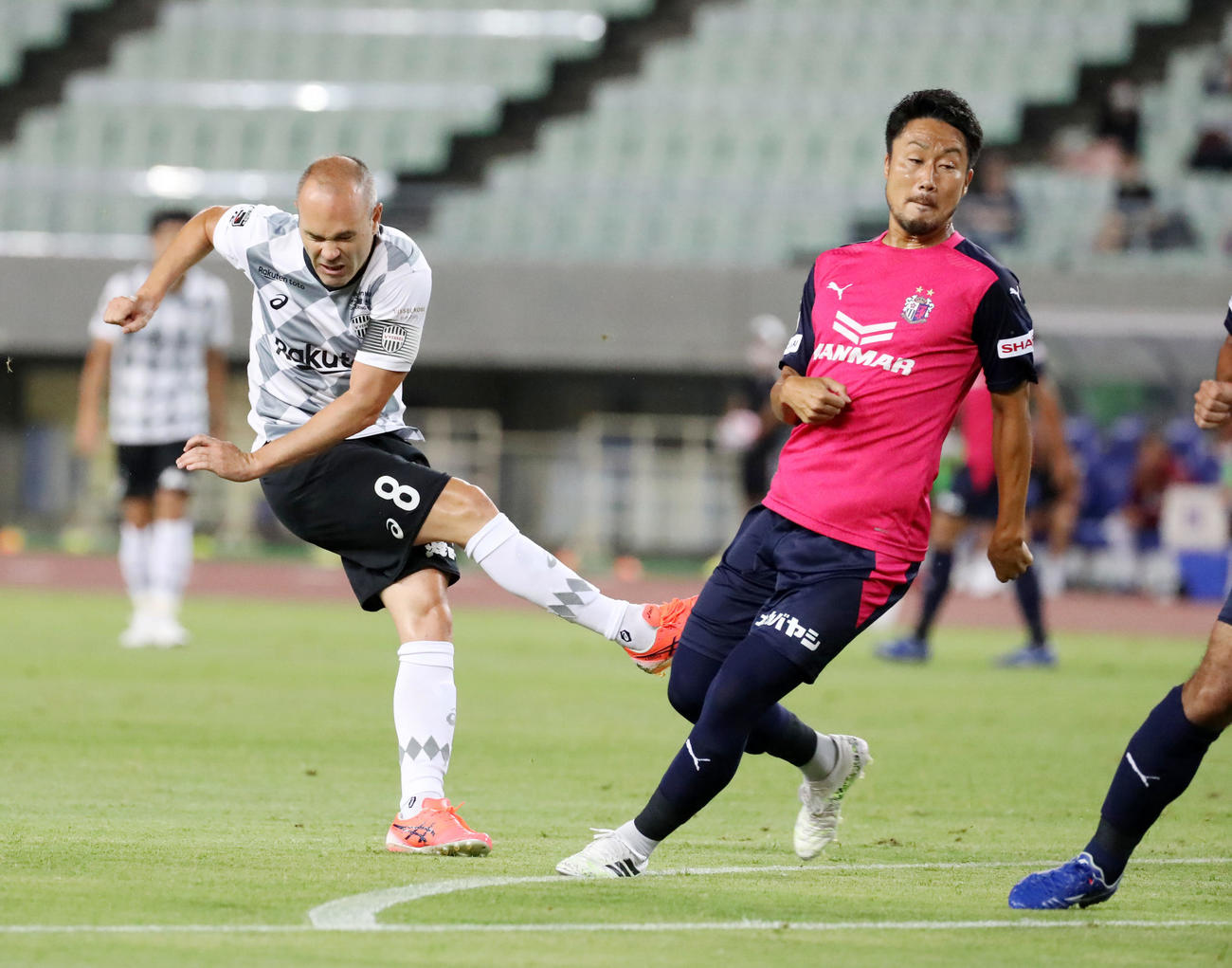 C大阪対神戸　前半。シュートを放つ神戸MFイニエスタ（撮影・加藤哉）