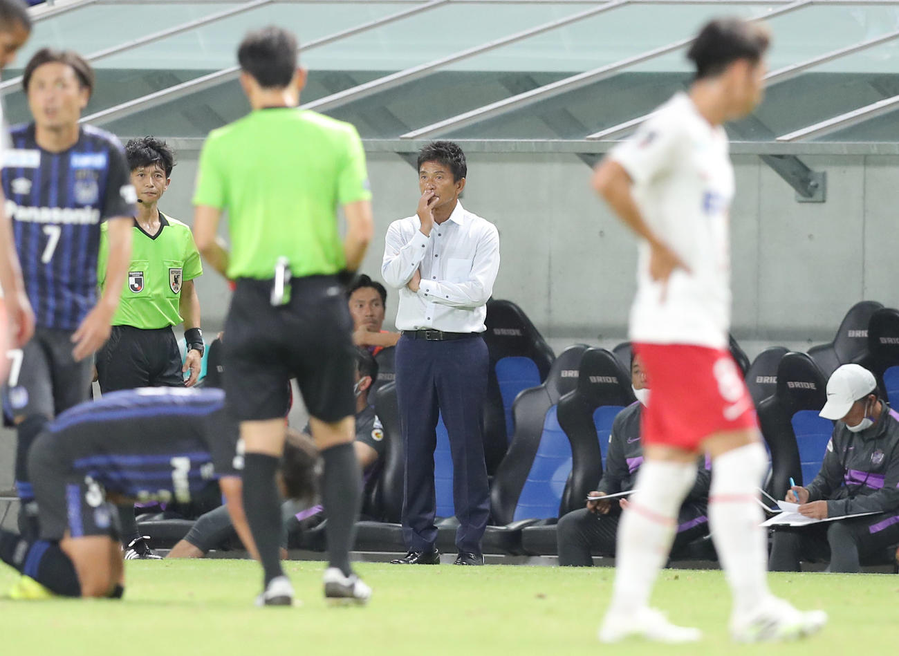 後半、険しい表情で戦況を見守る広島城福監督（中央）（撮影・前田充）
