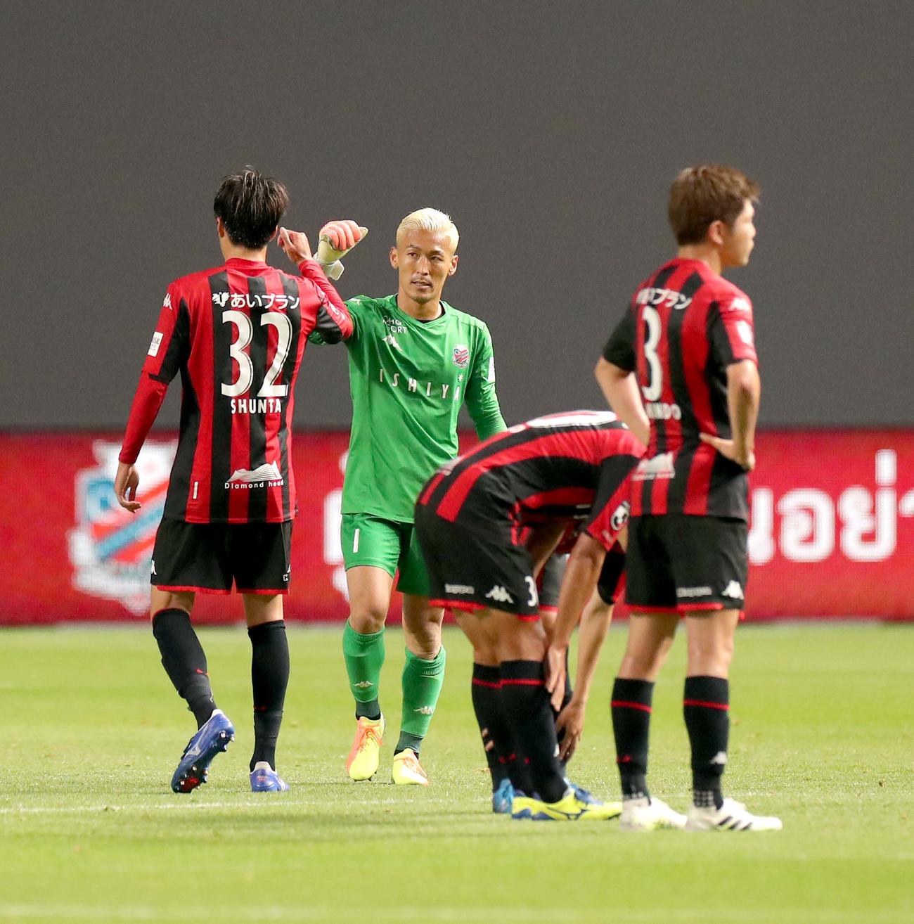 札幌対東京　試合終了後、タッチを交わす札幌DF田中（左）とGK菅野孝（撮影・佐藤翔太）
