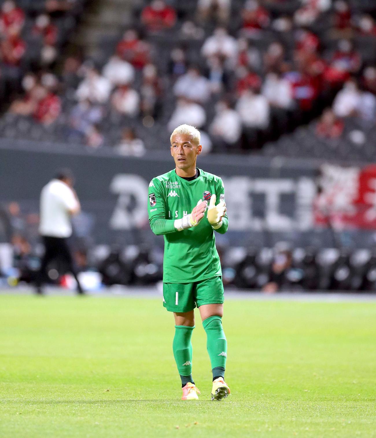 札幌対東京　チームメートの好プレーに手を叩く札幌GK菅野孝（撮影・佐藤翔太）