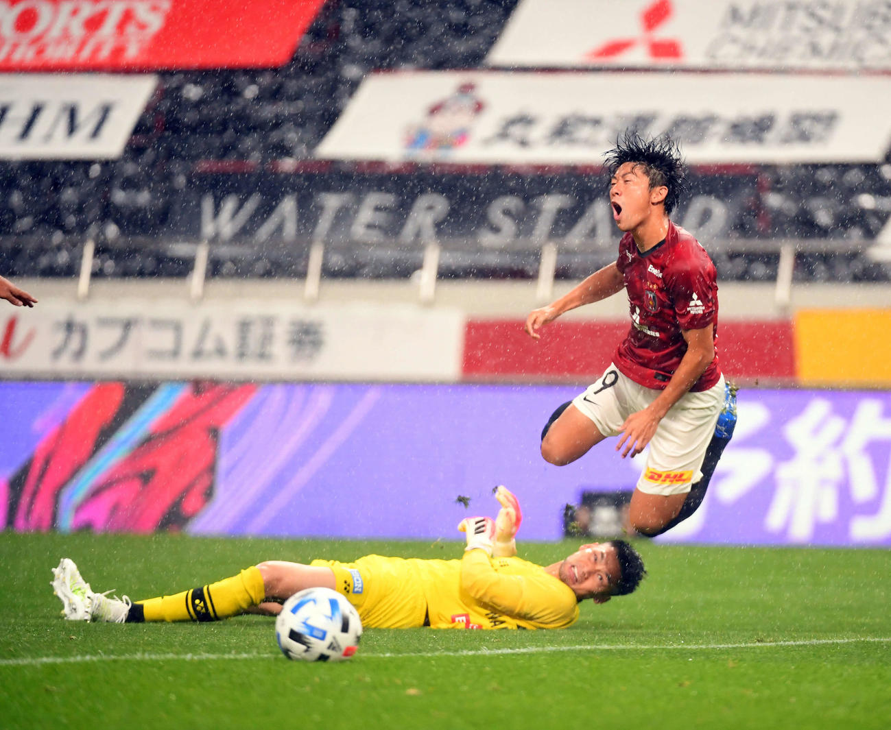 浦和対柏　前半、柏GK中村と接触し飛ぶ浦和FW武藤（撮影・たえ見朱実）