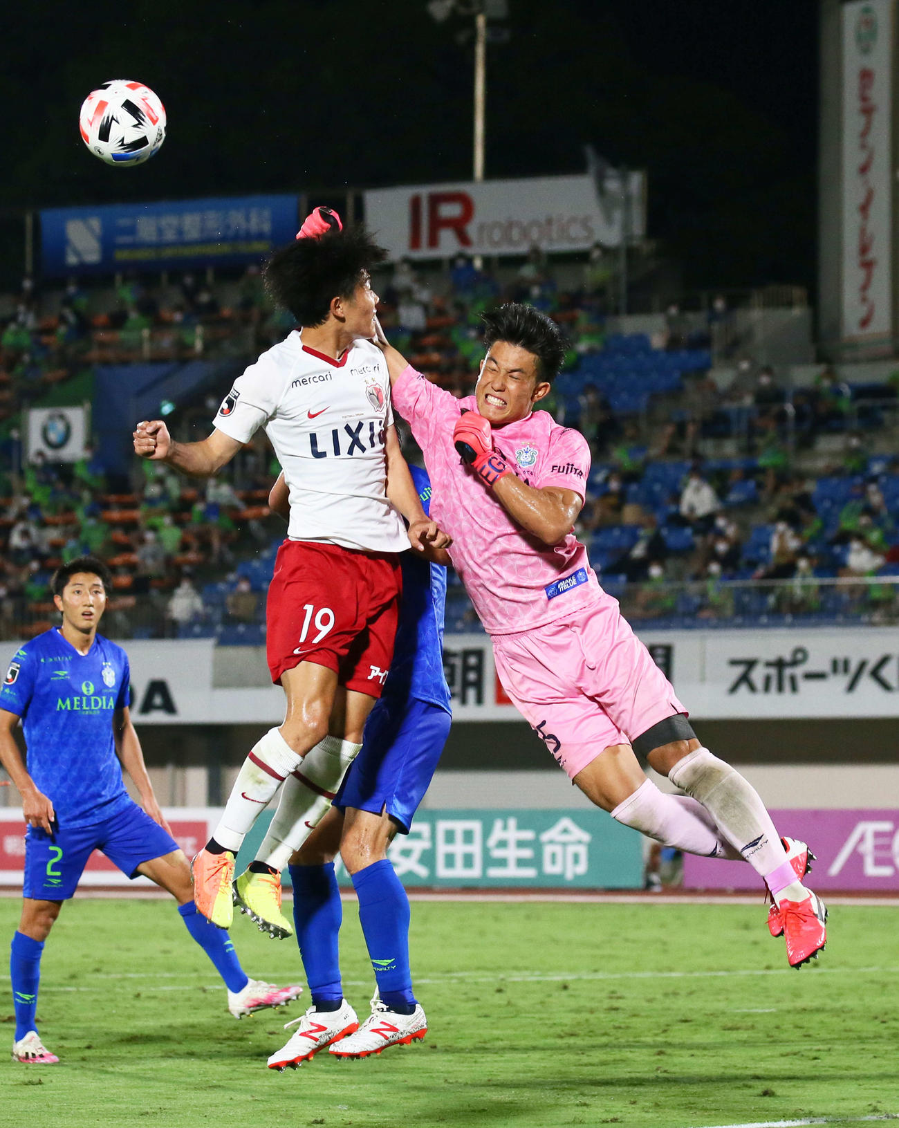 湘南対鹿島　後半、好セーブを見せる湘南GK谷（右）（撮影・足立雅史）