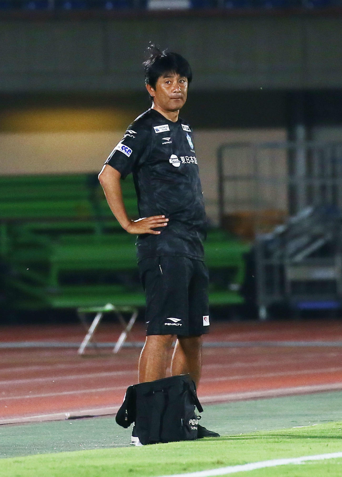 湘南対鹿島　戦況を見つめる湘南の浮嶋監督（撮影・足立雅史）