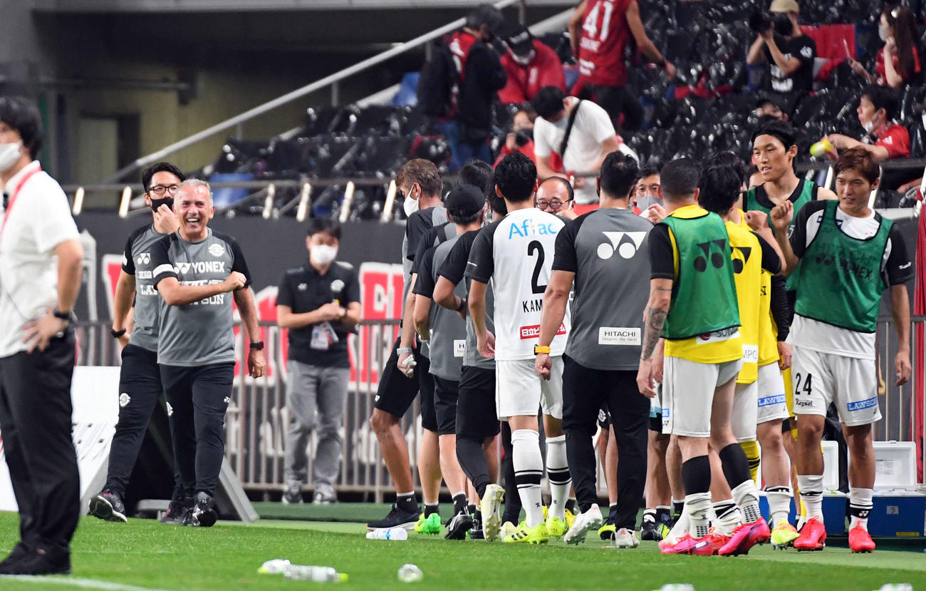 浦和対柏　自身の誕生日に大勝した柏ネルシーニョ監督（左から2人目）（撮影・たえ見朱実）