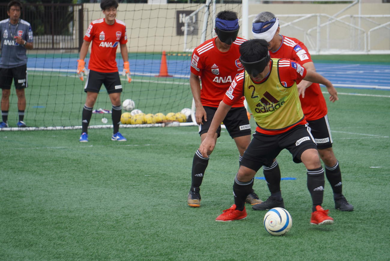 ゲーム練習に汗を流す日本代表選手たち（日本ブラインドサッカー協会提供）