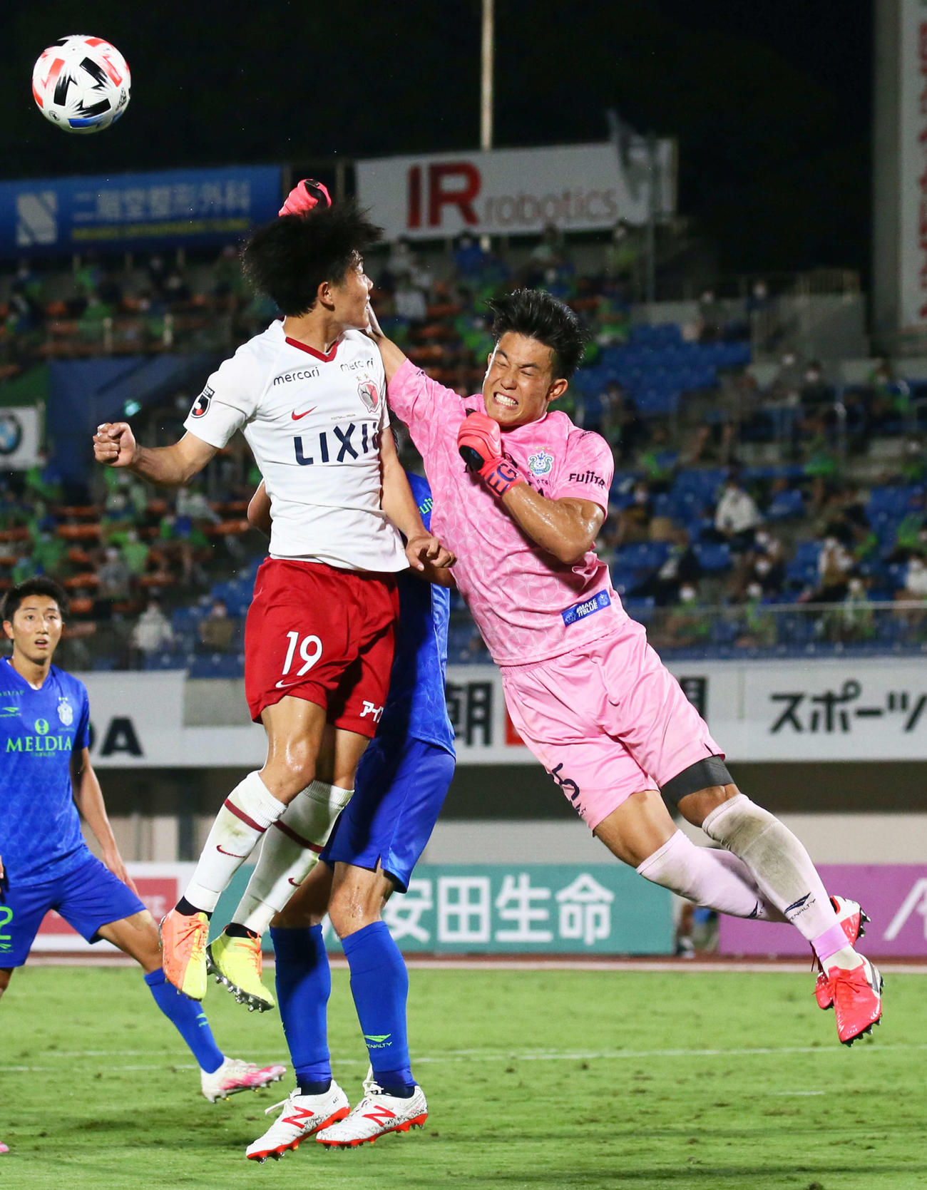 22日の鹿島戦で好セーブを見せる湘南GK谷（右）