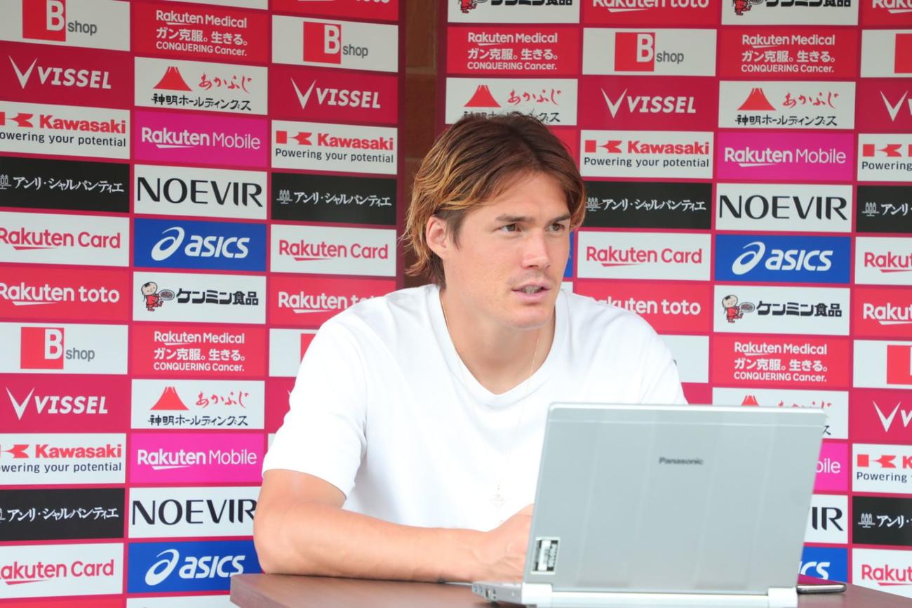 取材に対応する神戸DF酒井（C）VISSELKOBE