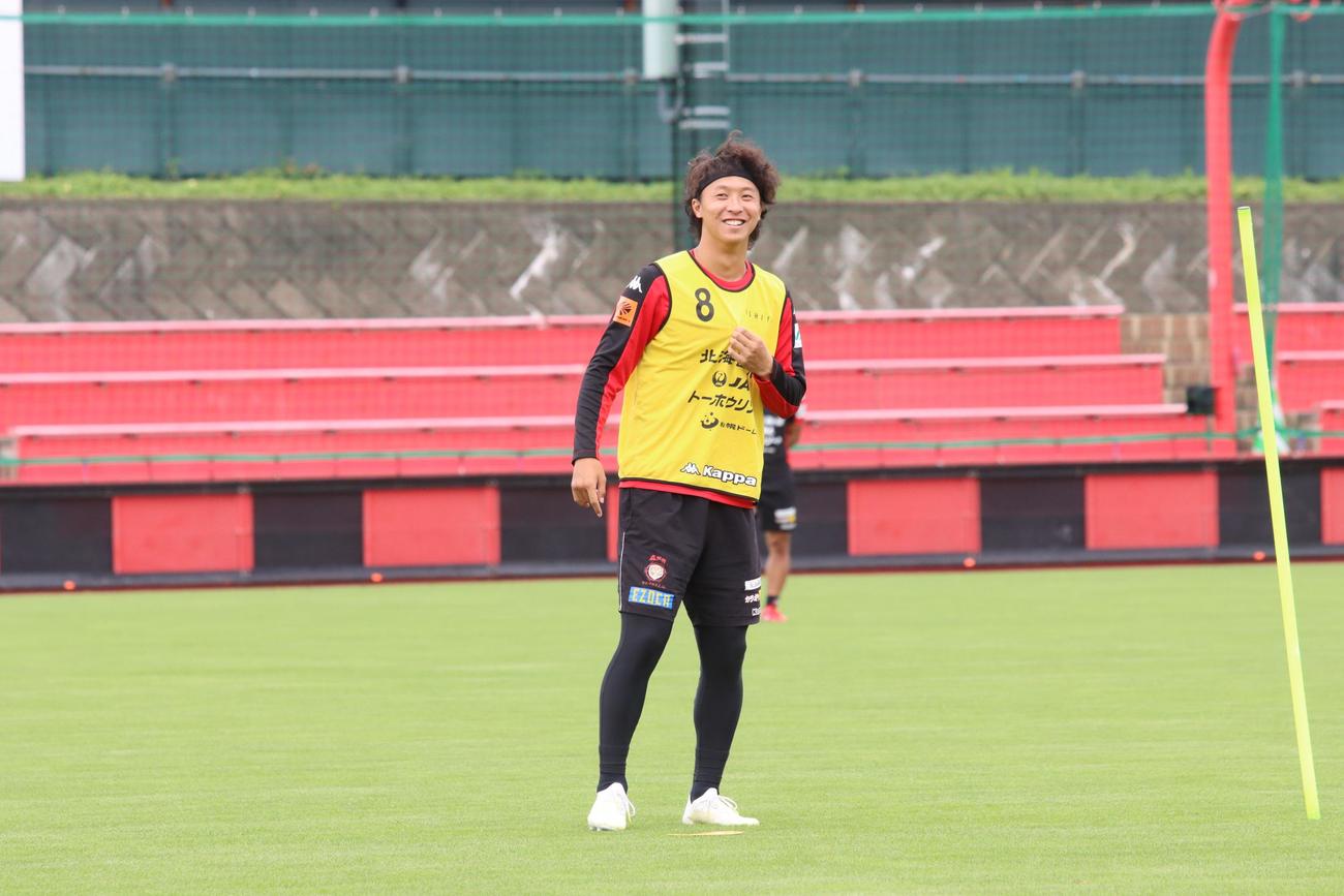 横浜戦前日練習中にリラックスした表情をみせる札幌MF荒野（撮影・保坂果那）