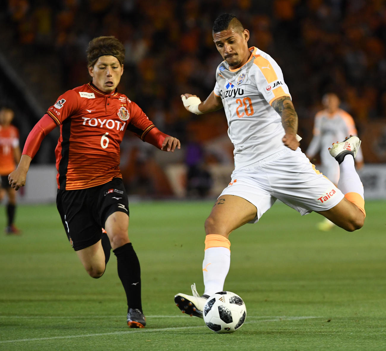 名古屋DF宮原和也（左）と清水FWクリスラン（18年4月撮影）