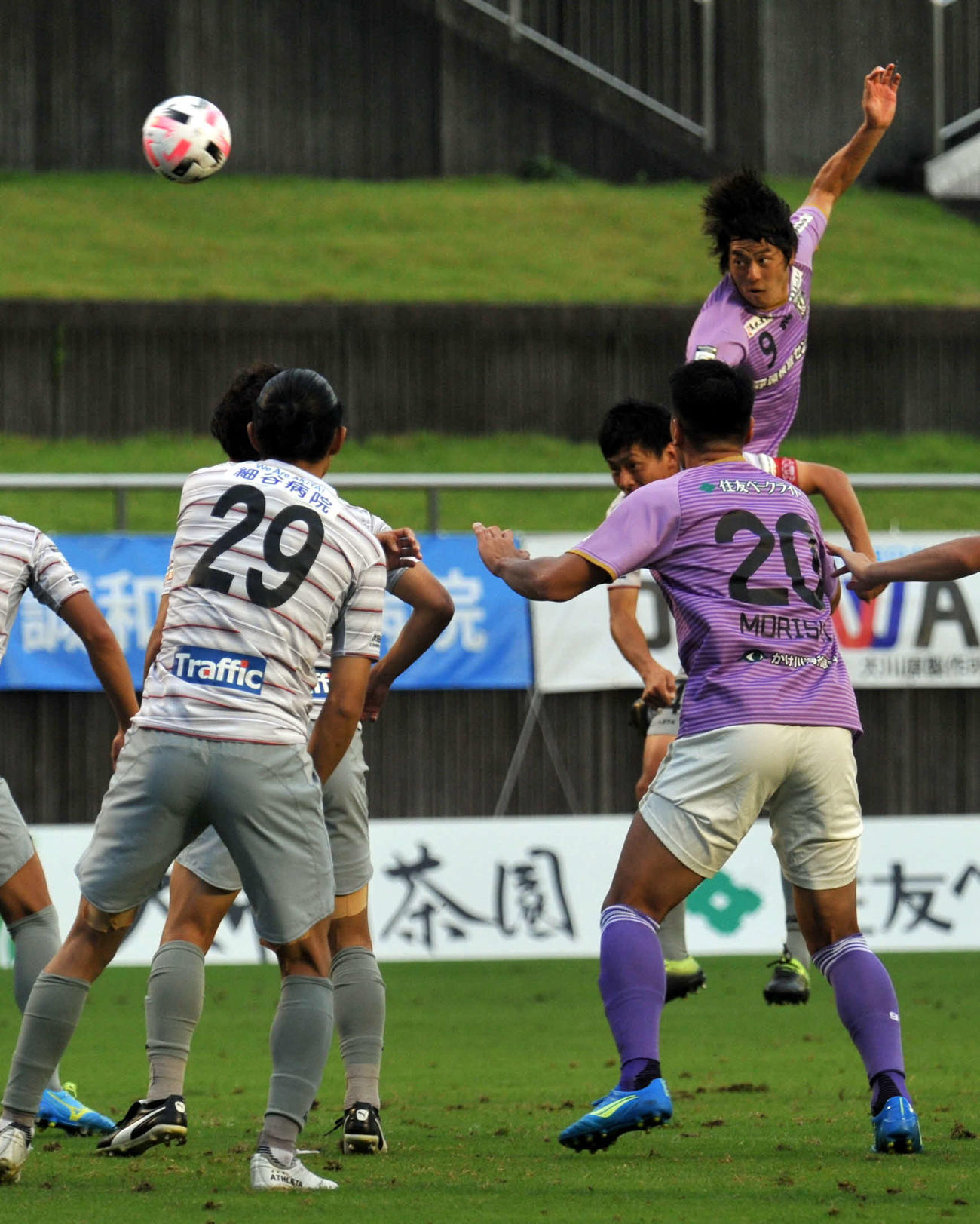 後半4分、左CKを頭で合わせる藤枝FW大石（右奥）