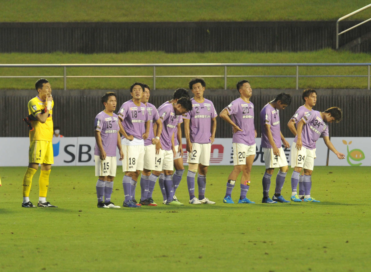 試合に敗れて肩を落とす藤枝の選手たち