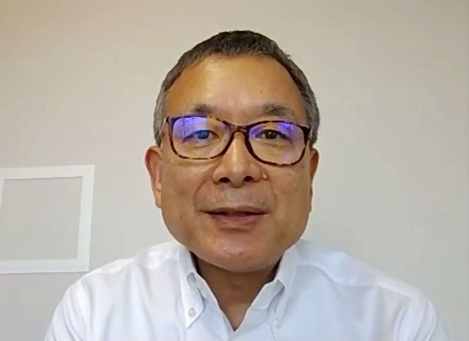 オンラインで記者会見するJリーグの村井満チェアマン（共同）