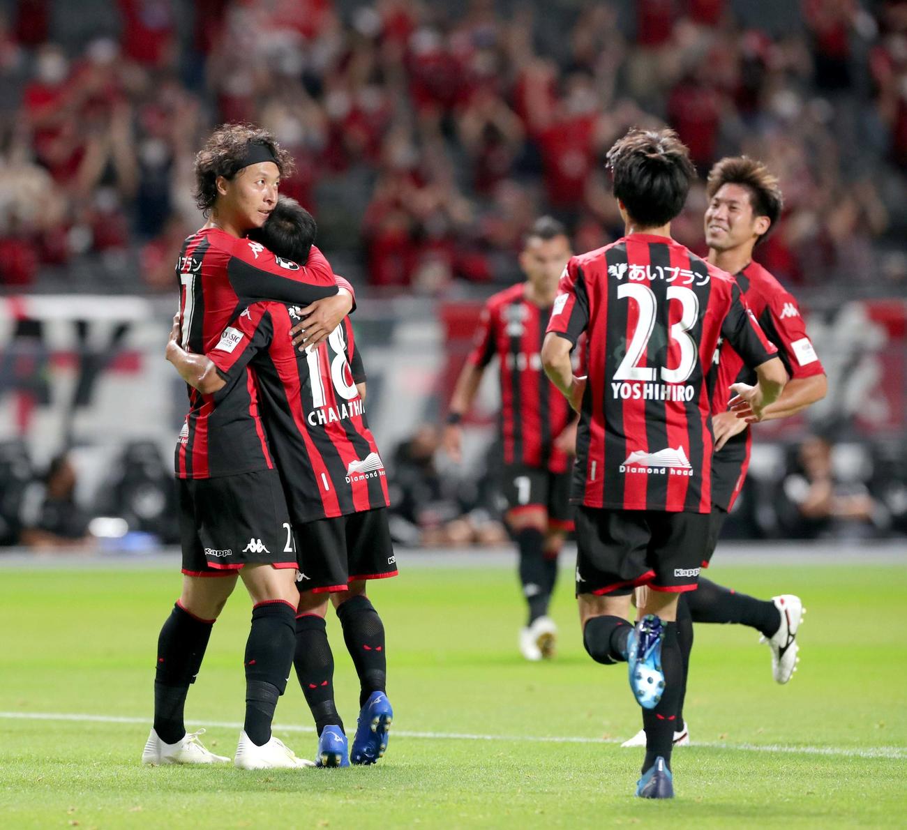 札幌対横浜　前半18分、ゴールを決め喜び合う札幌MF荒野（左）とMFチャナティップ（撮影・佐藤翔太）