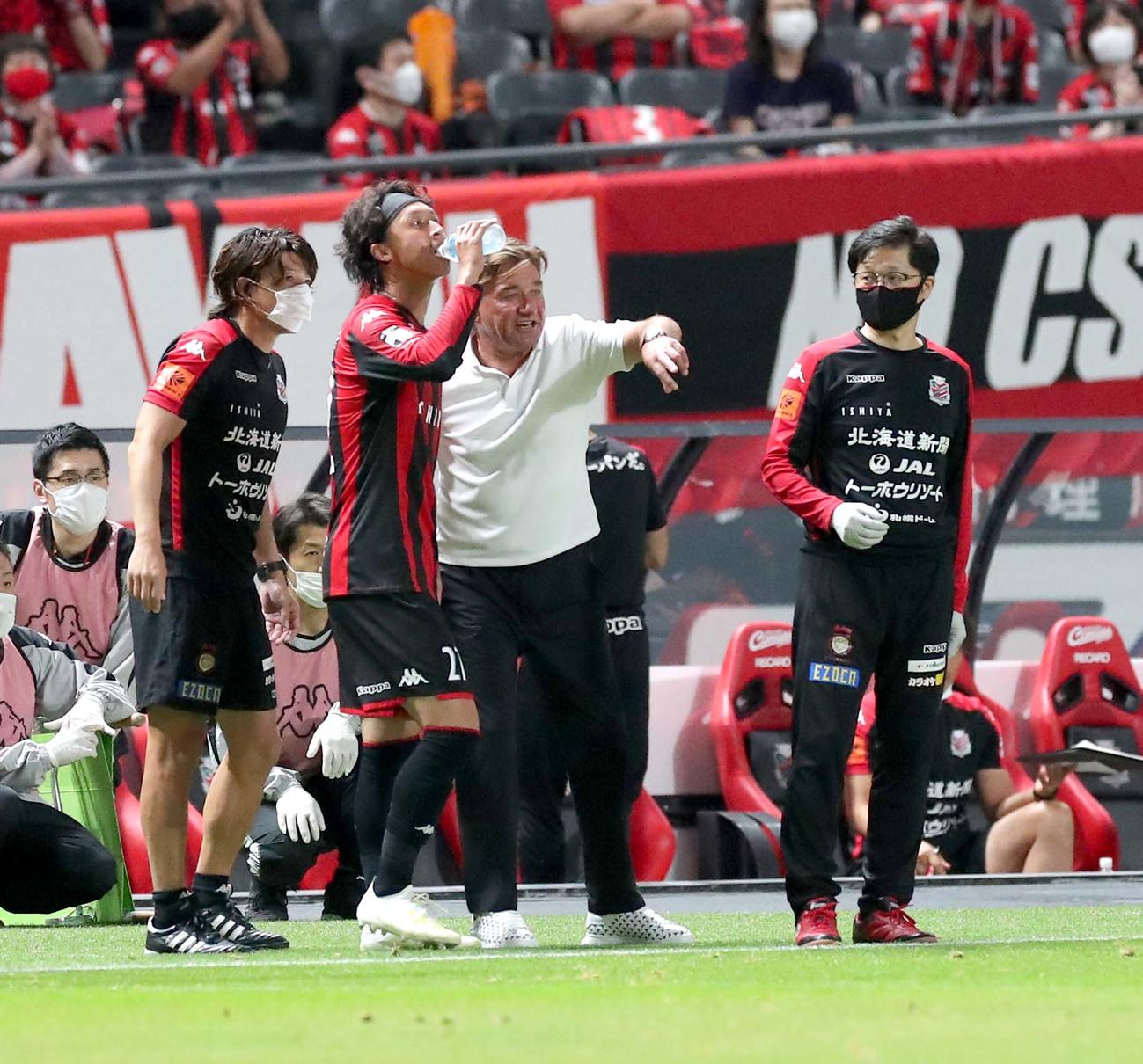札幌対横浜　後半、札幌MF荒野拓馬に声をかけるペトロビッチ監督（中央）（撮影・佐藤翔太）