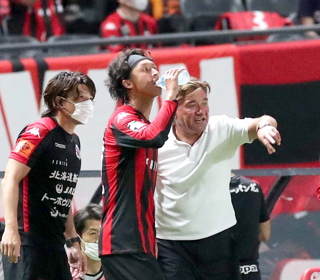 後半、札幌MF荒野に声をかけるペトロビッチ監督（中央）（撮影・佐藤翔太）