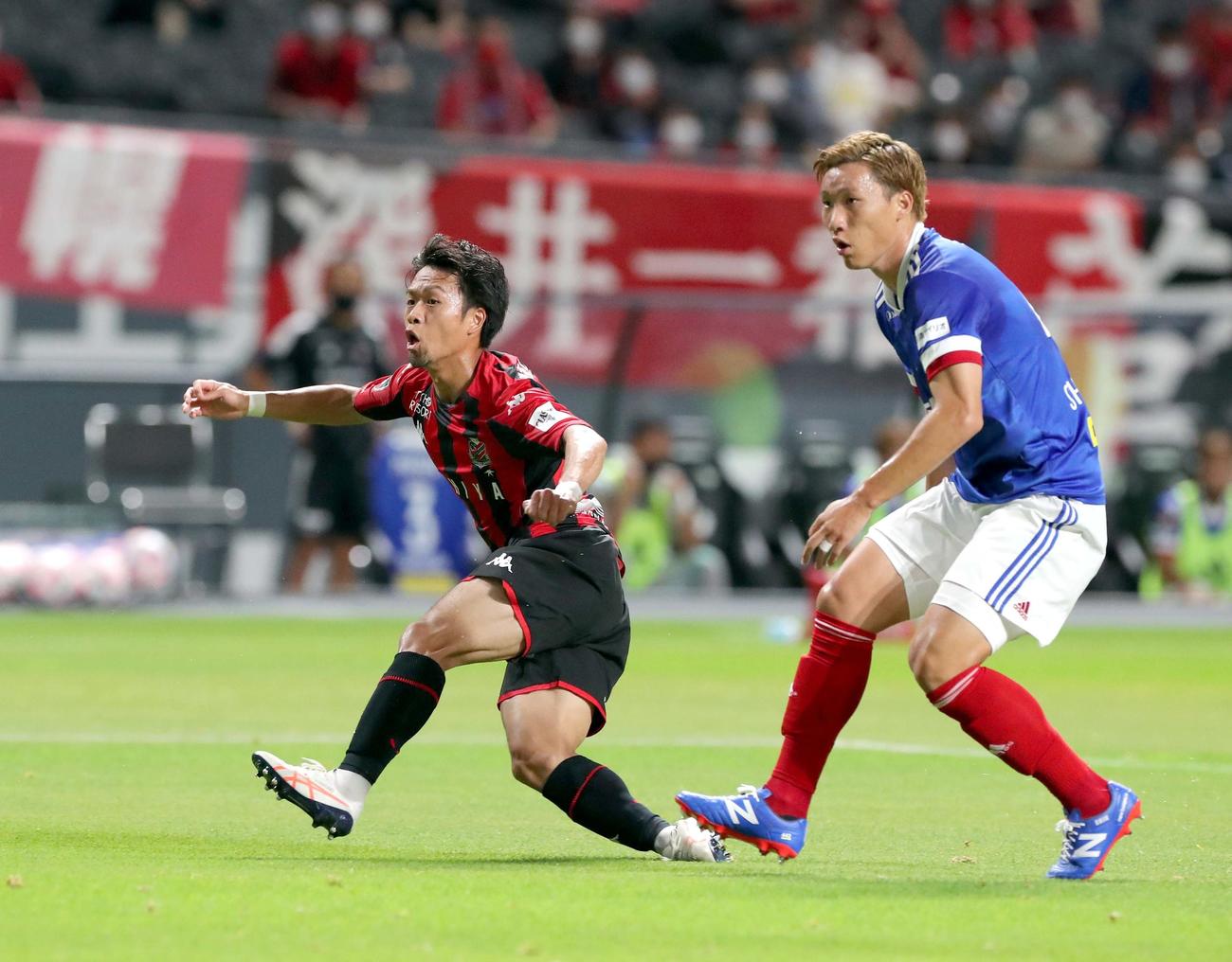 札幌対横浜　前半16分、ゴールを決める札幌MF駒井（左）（撮影・佐藤翔太）