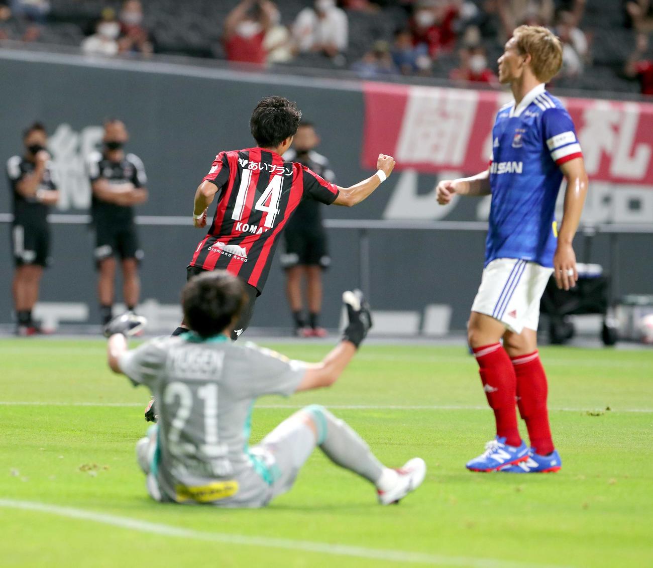 札幌対横浜　前半16分、ゴールを決めガッツポーズをする札幌MF駒井（左奥）（撮影・佐藤翔太）