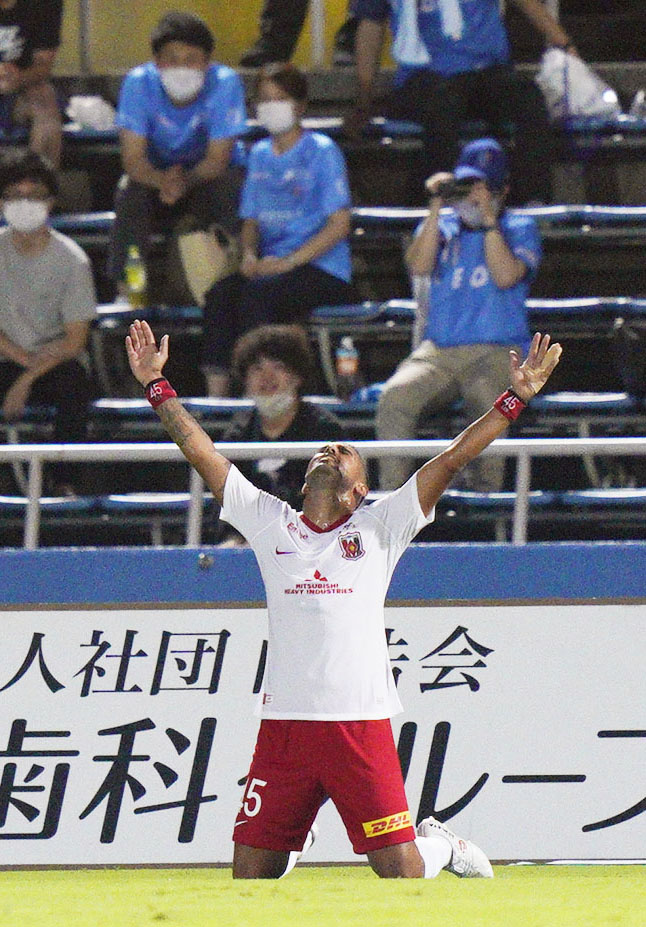 横浜FC－浦和　後半、先制ゴールを決め喜ぶ浦和レオナルド（共同）