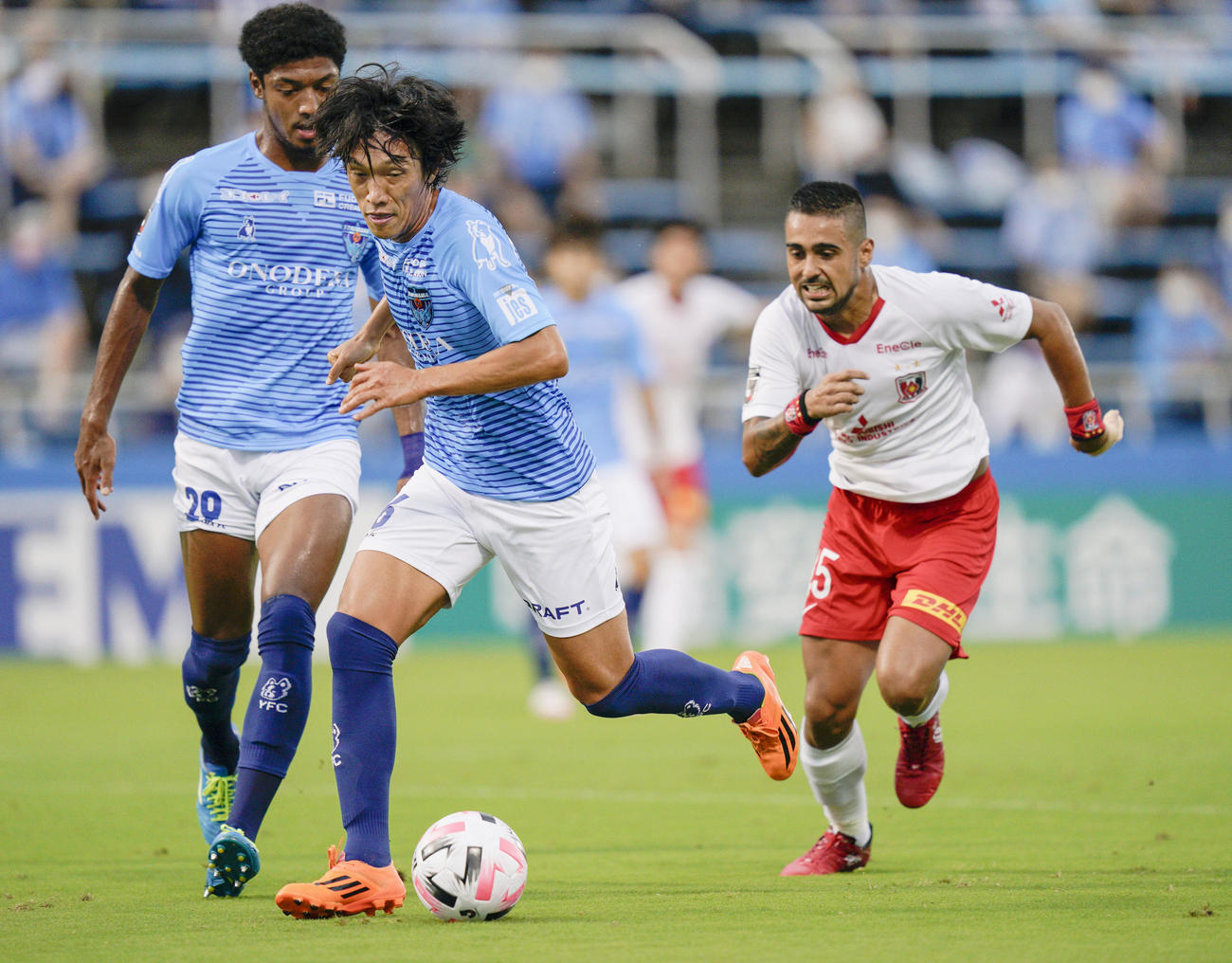 横浜FC－浦和　前半、競り合う横浜FC中村（中央）と浦和レオナルド（共同）