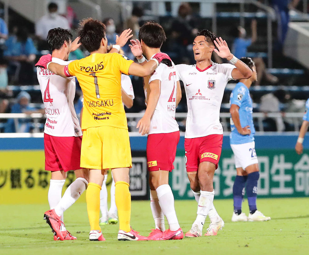 横浜FC対浦和　勝利を喜ぶ槙野（右）ら浦和イレブン（撮影・丹羽敏通）